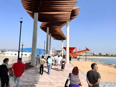 a group of people walking on the beach at Acogedora casa familiar de 4 habitaciones y gran terraza a metros de la playa in Puerto de Sagunto