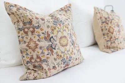 two pillows sitting next to each other on a bed at GuestReady - Inviting Valencia retreat in Valencia