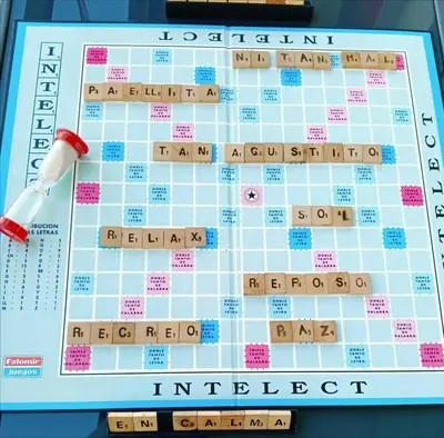 a scrabble board with a thermometer on it at ESPECIAL FALLAS 25 MINUTOS VALENCIA PLAYA in Puerto de Sagunto