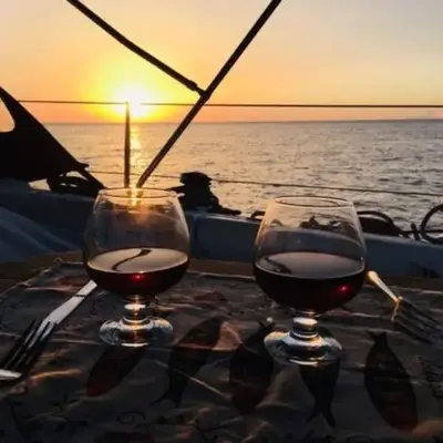 Magnificent sailboat with free parking for cars