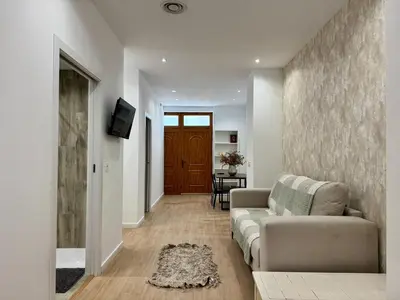 a living room with a couch and a tv in it at Reino Vlc - centrico y amplio piso in Valencia