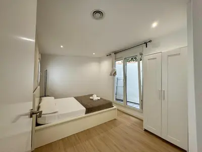a bedroom with a bed and a window at Reino Vlc - centrico y amplio piso in Valencia