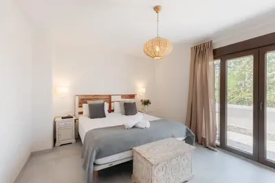 a bedroom with a bed and a large window at Piscina & Espacio & Confort entre Playa y Montaña in San Antonio de Banageber