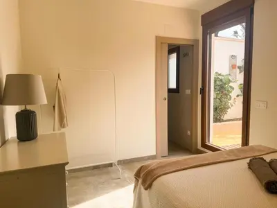 a bedroom with a bed and a dresser and a mirror at Piscina & Espacio & Confort entre Playa y Montaña in San Antonio de Banageber