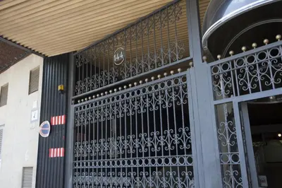 an iron gate on a building with a building at Apartments Serrería II in Valencia