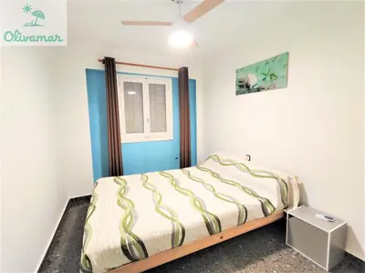 a bedroom with a bed and a window at Apartamento céntrico y cerca del mar en Tavernes in Tavernes de Valldigna