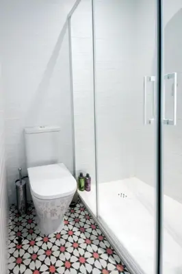 a bathroom with a toilet and a bath tub at La Casa del Mar-Cabañal 3BR Suites in Valencia
