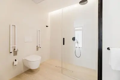 a bathroom with a toilet and a glass shower at Fantástico loft en Valencia in Valencia