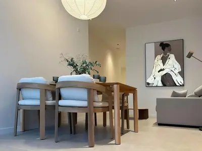 a dining room table and chairs in a living room at Pivote Flats-Puerto B in Valencia