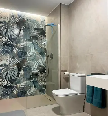 a bathroom with a shower stall and a toilet at Apartamento Estilo in Valencia