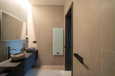a bathroom with a sink and a mirror at Loft céntrico, 60 m2 ideal para familias pequeñas in Valencia