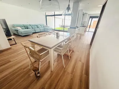 a white table and chairs in a living room at Casa con PISCINA y CINE in Paterna