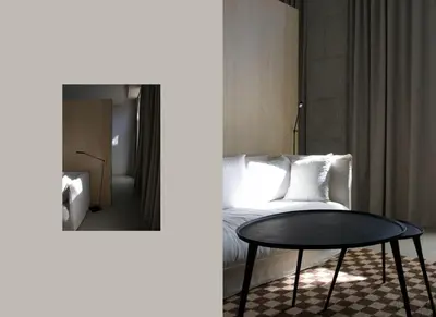 a room with a bed with a table and a mirror at BNO studio 1c in Aldaia