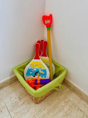 a green basket with two sponges in a room at Raquel Host Moncofar in Moncófar