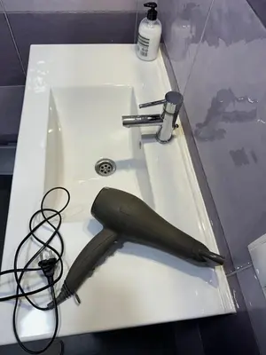 a black umbrella sitting on top of a sink at FLATS FAMILY APARTAMENTO DE 3 HABITACIONEs in Valencia