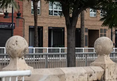 two statues in front of a fence in front of a building at Crudo un Loft centrico de 50 m2 in Valencia