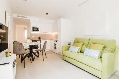 a living room with a green couch and a table at Fantastico apartamento en Valencia in Valencia