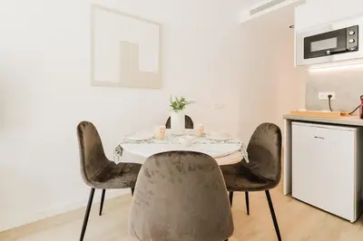 a dining room table with chairs in a kitchen at Fantastico apartamento en Valencia in Valencia