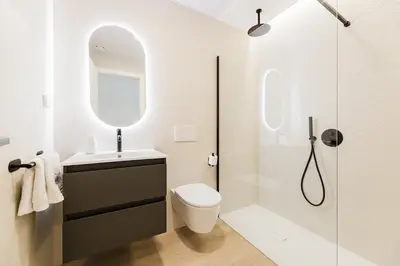a bathroom with a toilet and a sink and a shower at Fantastico apartamento en Valencia in Valencia