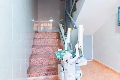 a hospital room with stairs with a machine at Global Vacacional, Vivienda cozy en Puerto de Sagunto in Puerto de Sagunto