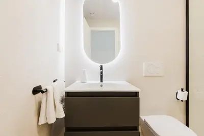 a bathroom with a sink and a mirror at Apartamento en Valencia in Valencia