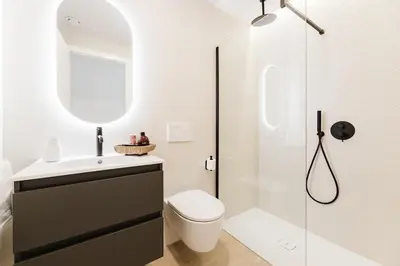 a bathroom with a toilet and a sink and a shower at Fantastico apartamento en Valencia in Valencia