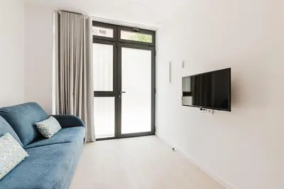 a living room with a blue couch and a tv at Fantastico apartamento en Valencia in Valencia