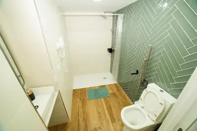 a small bathroom with a toilet and a shower at Playa Las Arenas 2 Apartamento in Valencia