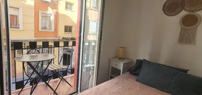 a bedroom with a bed and a balcony at Habitaciones VIP en Vivienda Compartida, Muy Céntricas, Ruzafa Centro, Bonitas y Tranquilas in Valencia