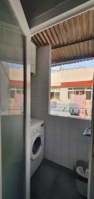 a bathroom with a washing machine and a window at Céntricas, Tranquilas y Acogedoras Habitaciones de Matrimonio en Vivienda Compartida in Valencia