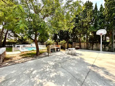 a basketball hoop and a table and a basketball hoopintend at Villa El Plantio in Pla del Pou