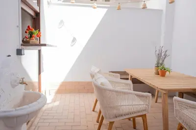 a dining room with a table and a tub at Apartamento con patio playa cabanyal in Valencia