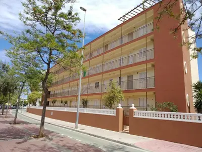 an apartment building on the side of a street at Apartamento en Canet Berenguer Valencia in Canet de Berenguer