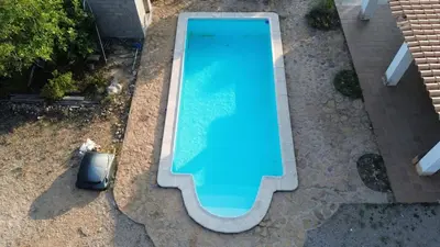 an overhead view of a swimming pool in a yard at Chalet en la naturaleza in Macastre