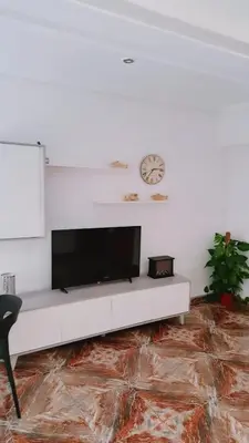 a living room with a tv on a white wall at Piso perfecto in Mislata