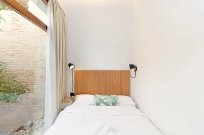 a bedroom with a bed and a window at Guestready - Bright stay at Cabanyal in Valencia