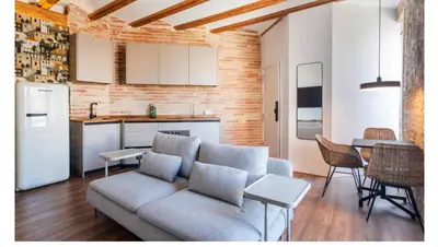 a living room with a couch and a kitchen at increible ubicación in Valencia