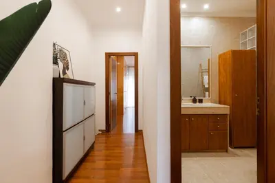a bathroom with a sink and a mirror at Alojamiento Centrico para 6 Personas in Valencia