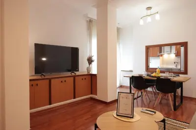 a living room with a flat screen tv and a table at Alojamiento Centrico para 6 Personas in Valencia