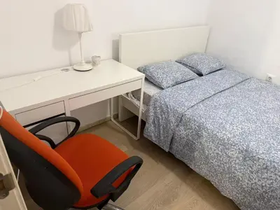 a bedroom with a desk and a bed and a chair at Precioso piso acerca de Estación Joaquín Sorolla in Valencia