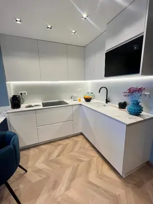a kitchen with white cabinets and a sink and a tv at Alameda Stay - Apartamento lujoso Ciudad de las Artes y las Ciencias in Valencia