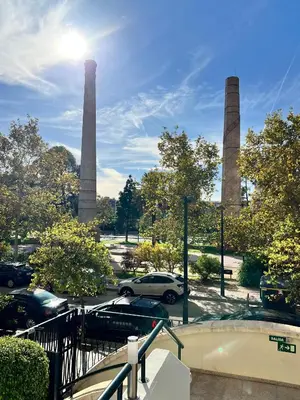a view of a monument with cars parked in a parking lot at Alameda Stay - Apartamento lujoso Ciudad de las Artes y las Ciencias in Valencia