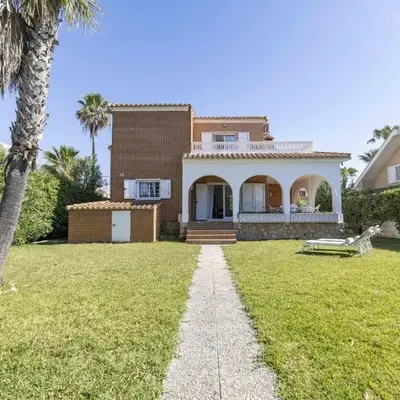 Invalencia - Beachfront Rental Home & Sea Views