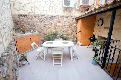 a patio with a white table and chairs at En el corazón de Sagunto in Sagunto