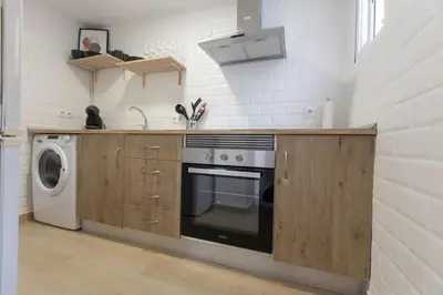 a kitchen with a stove and a washing machine at Encantador Apartamento de Lujo en Valencia 3 Dormitorios in Paterna