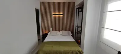 a bedroom with a bed with a green blanket at Apartamento En La Ciudad De Las Artes y Las Ciencias in Valencia