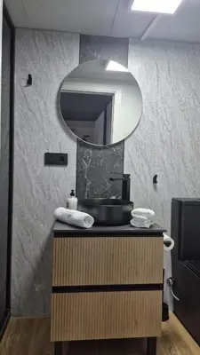 a bathroom with a sink and a mirror at Impresionante Apartamento Industrial wifi gratis hasta 4 os encantará in Valencia