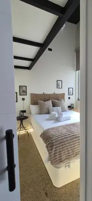 a bedroom with a large white bed with a black ceiling at Impresionante Apartamento Industrial wifi gratis hasta 4 os encantará in Valencia