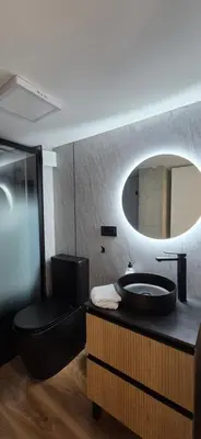 a bathroom with a sink and a toilet and a mirror at Impresionante Apartamento Industrial wifi gratis hasta 4 os encantará in Valencia