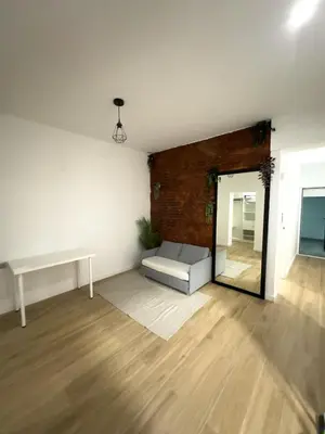 a living room with a couch and a mirror at Apartamento bajo acogedor, moderno, cerca del Mar in Valencia